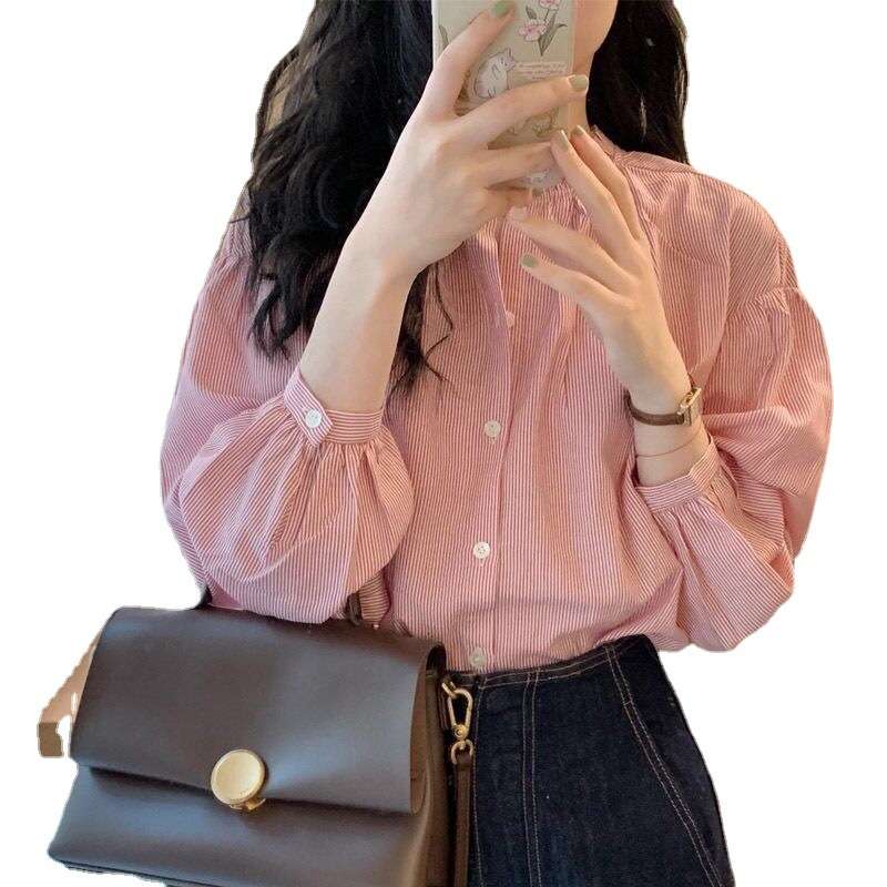 ピンクコーデ ふんわり袖 ストライプ フェミニン 女性 レディース ゆったり リラックス デニムコーデ ピンクシャツ ピンクコーデ