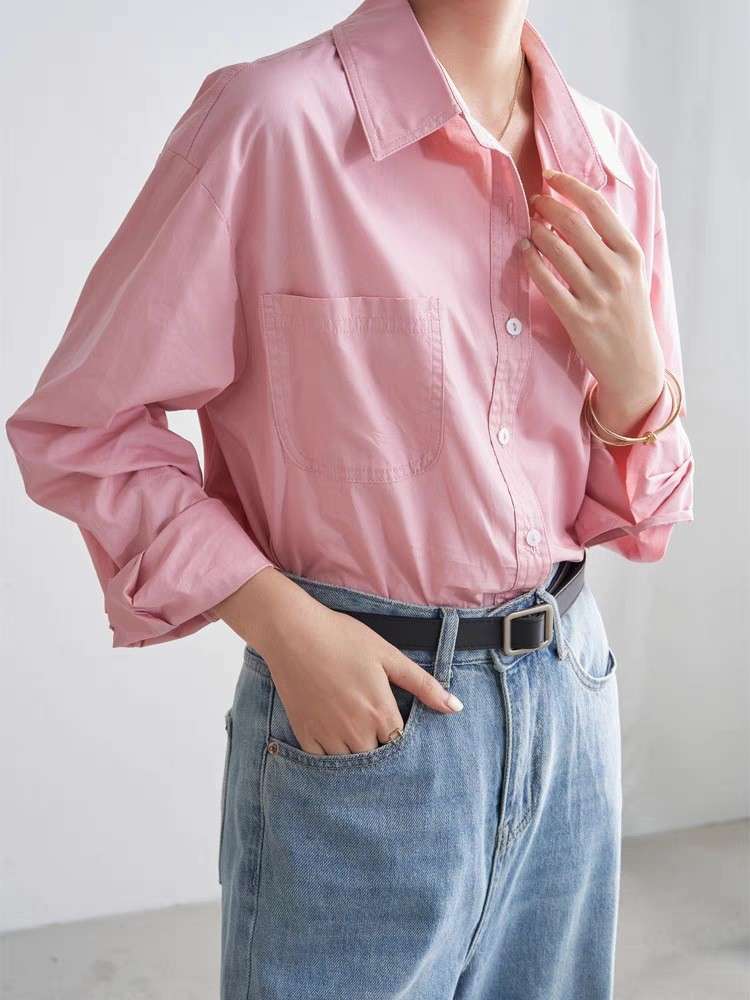 ピンクコーデ ゆったりシルエットの長袖ピンクシャツ