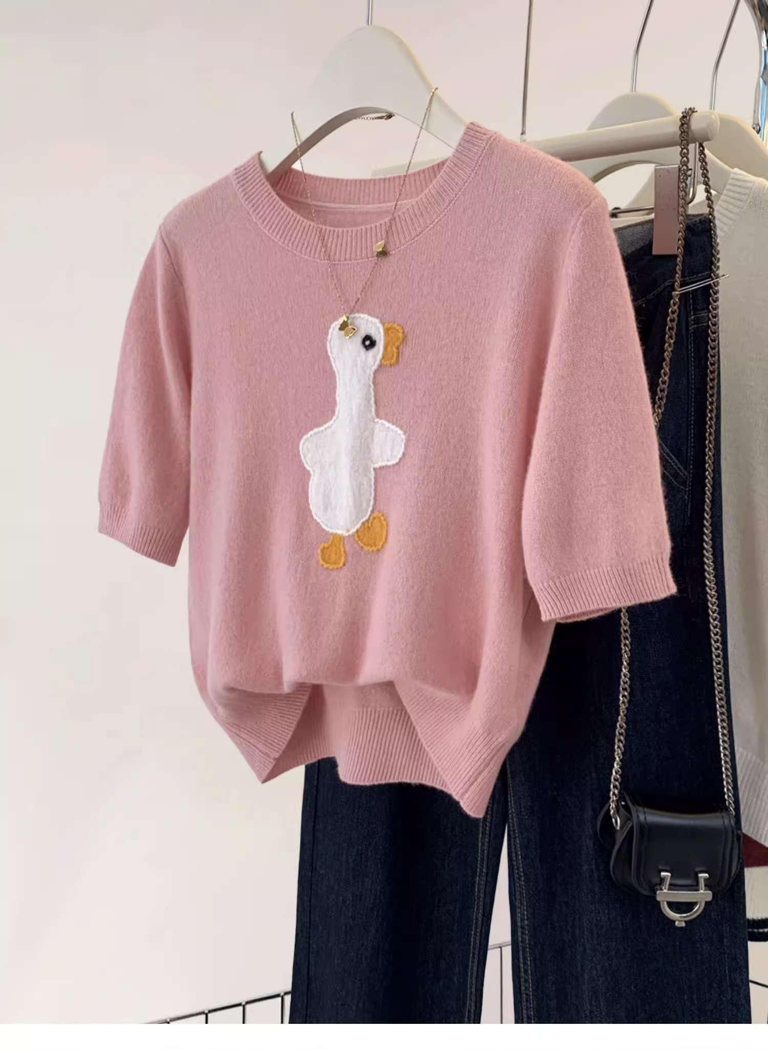 ピンクコーデ アヒル刺繍入りニットトップス