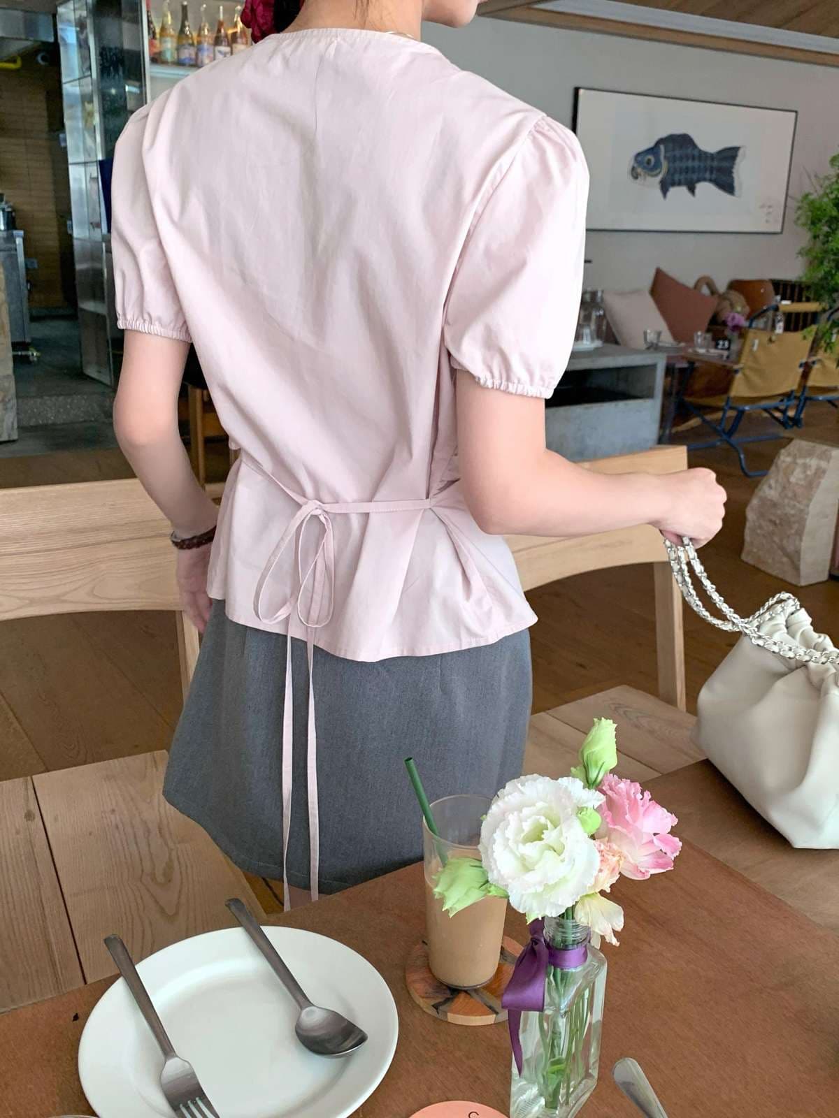 ピンクコーデ パフスリーブ後ろリボン付きシャツブラウス