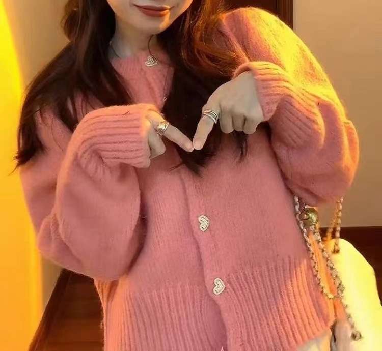 ピンクコーデ ハートボタン かわいい ふわもこ 着心地 フェミニン 上品 デイリー 着回し カジュアル ピンクカーディガン