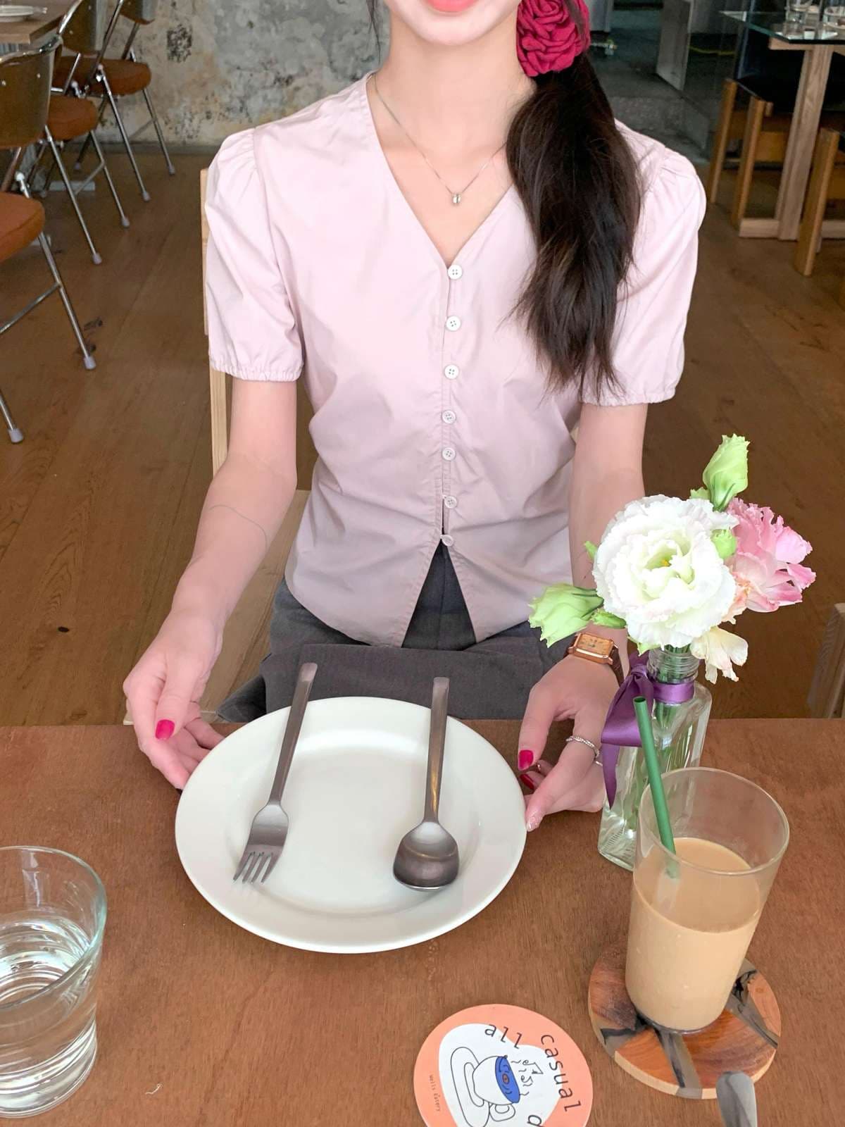 ピンクコーデ パフスリーブ後ろリボン付きシャツブラウス