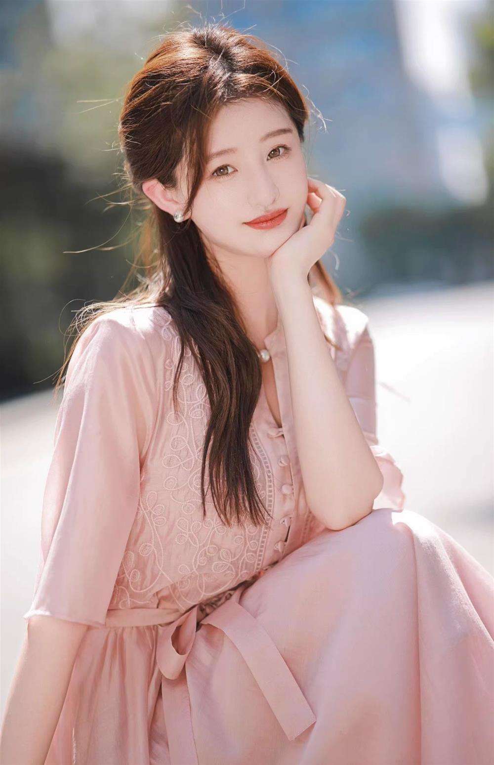 ピンクコーデ エレガントな刺繍入りロングワンピース