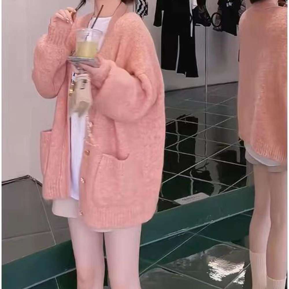 ピンクコーデ ふわもこ素材のオーバーサイズが可愛いピンクカーディガン