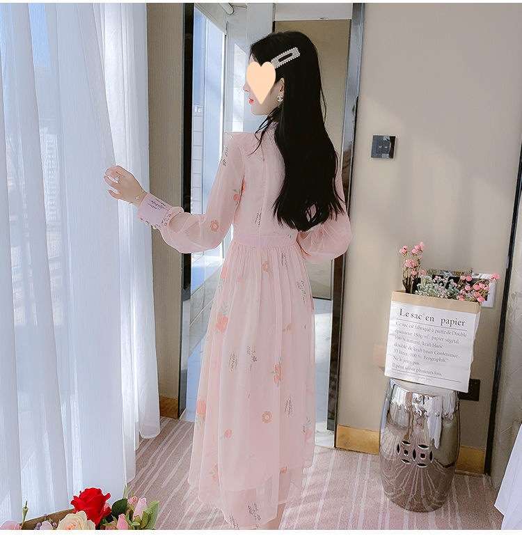 ピンクコーデ 花柄シフォンのピンクワンピース フリル付き