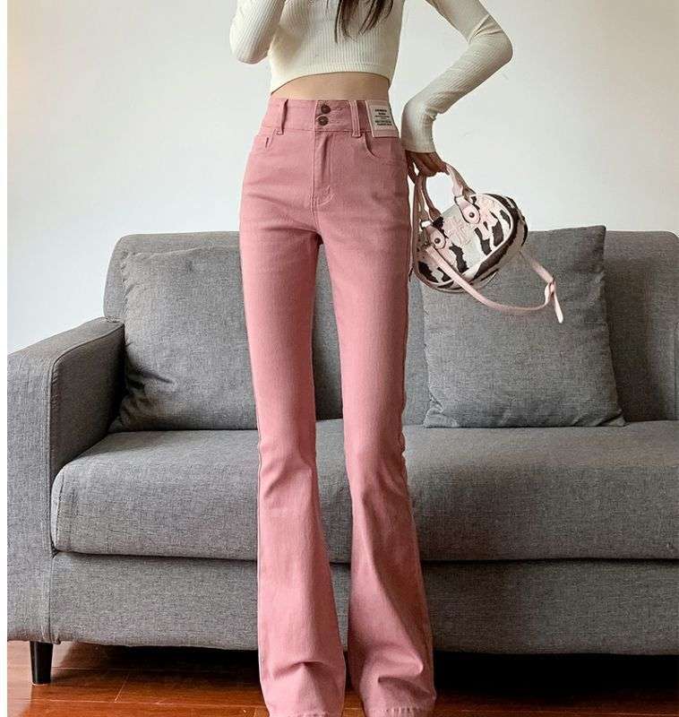 ピンクコーデ ハイウエストフレア ピンクパンツ 脚長効果 カジュアル きれいめ レッドピンク 上品 着回し力◎