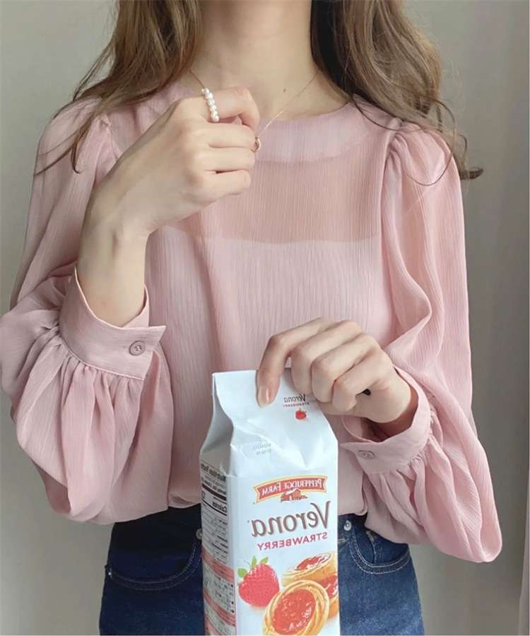 ピンクコーデ ふんわりパフスリーブ シアーピンクブラウス