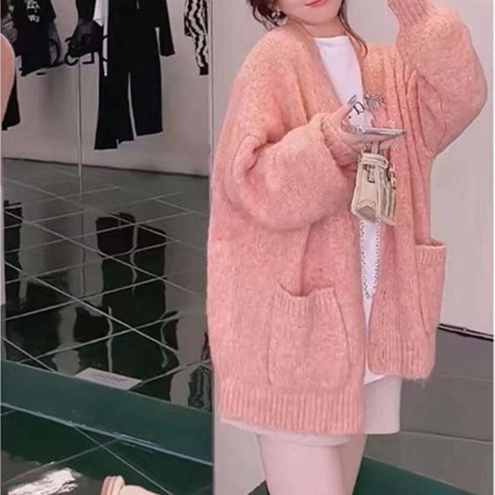 ピンクコーデ ふわもこ素材のオーバーサイズが可愛いピンクカーディガン