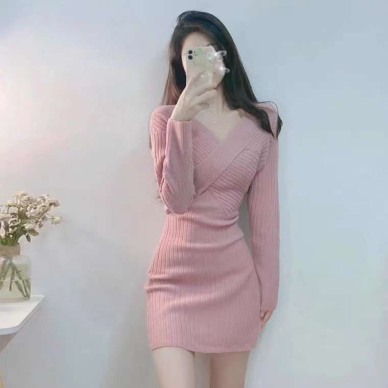ピンクコーデ リブニット 長袖 華やか 女性らしい Vネック スタイルアップ シンプル タイト ピンクワンピース ピンクコーデ