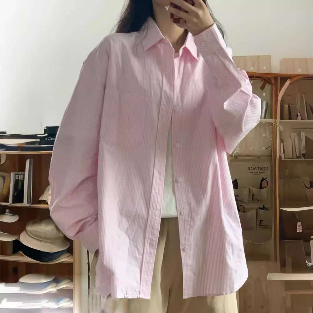 ピンクコーデ ゆったりシルエットの細ストライプピンクシャツ
