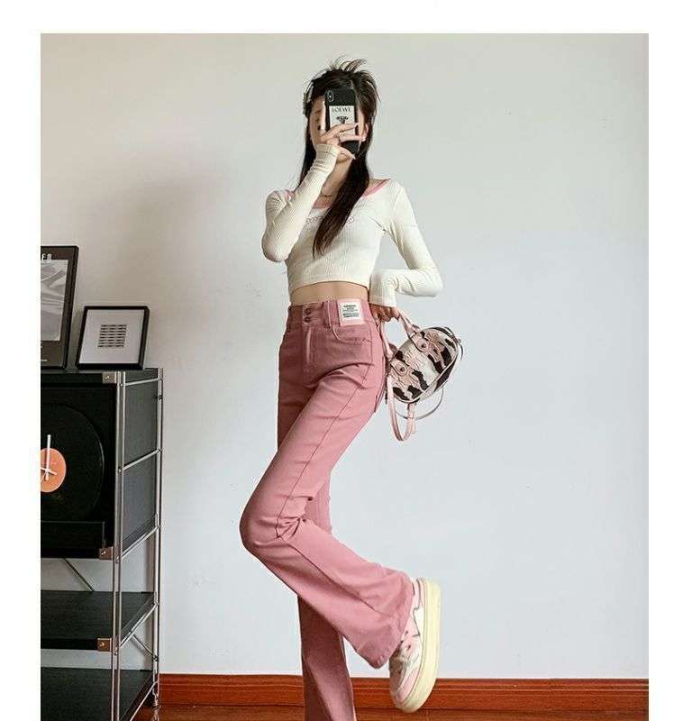 ピンクコーデ ハイウエストフレア ピンクパンツ 脚長効果 カジュアル きれいめ レッドピンク 上品 着回し力◎