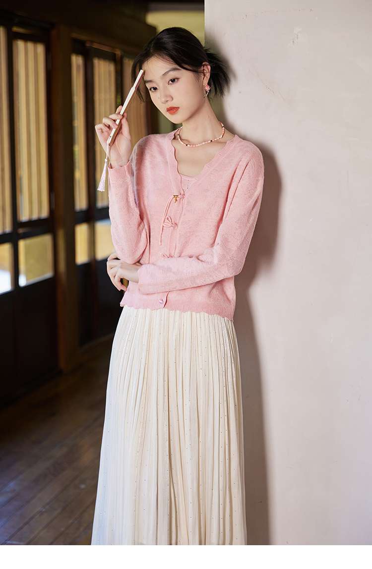 ピンクコーデ うっとり柔らか素材の薄手カーディガン