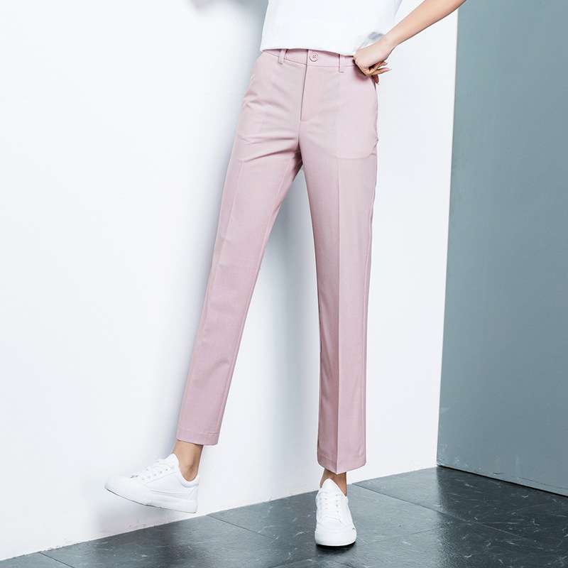 ピンクコーデ すっきりシルエットの美脚テーパードピンクパンツ