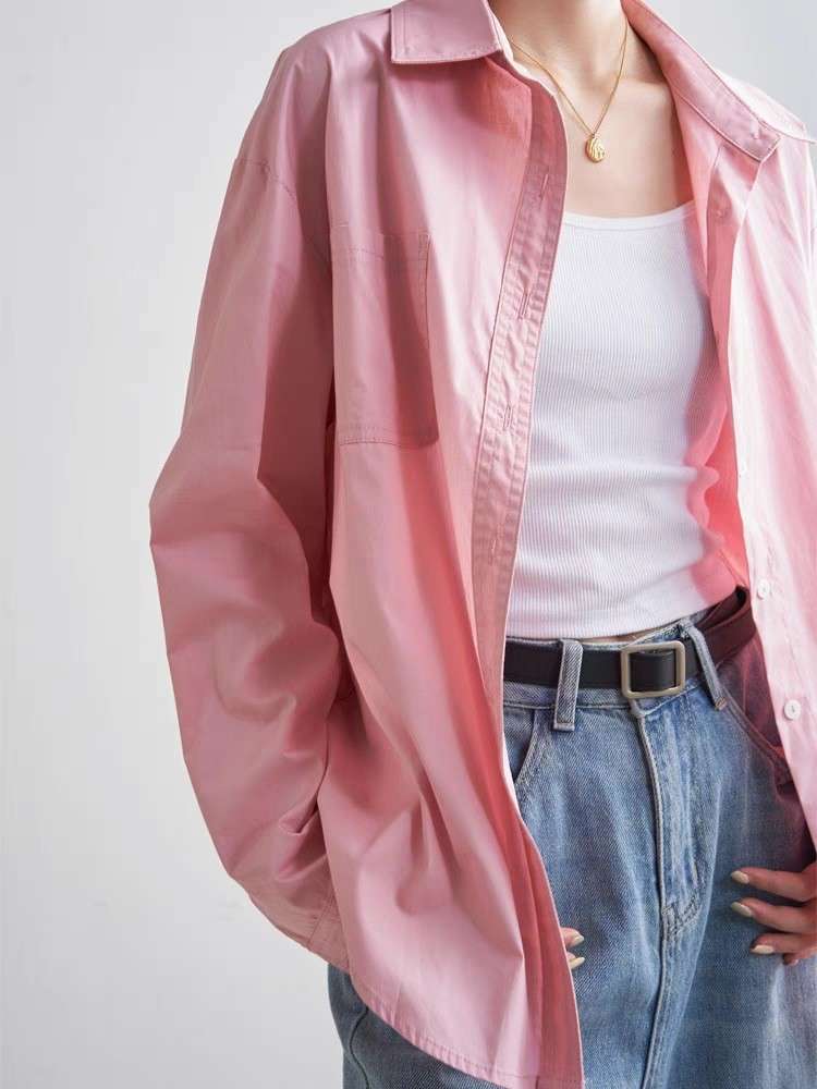 ピンクコーデ ゆったりシルエットの長袖ピンクシャツ
