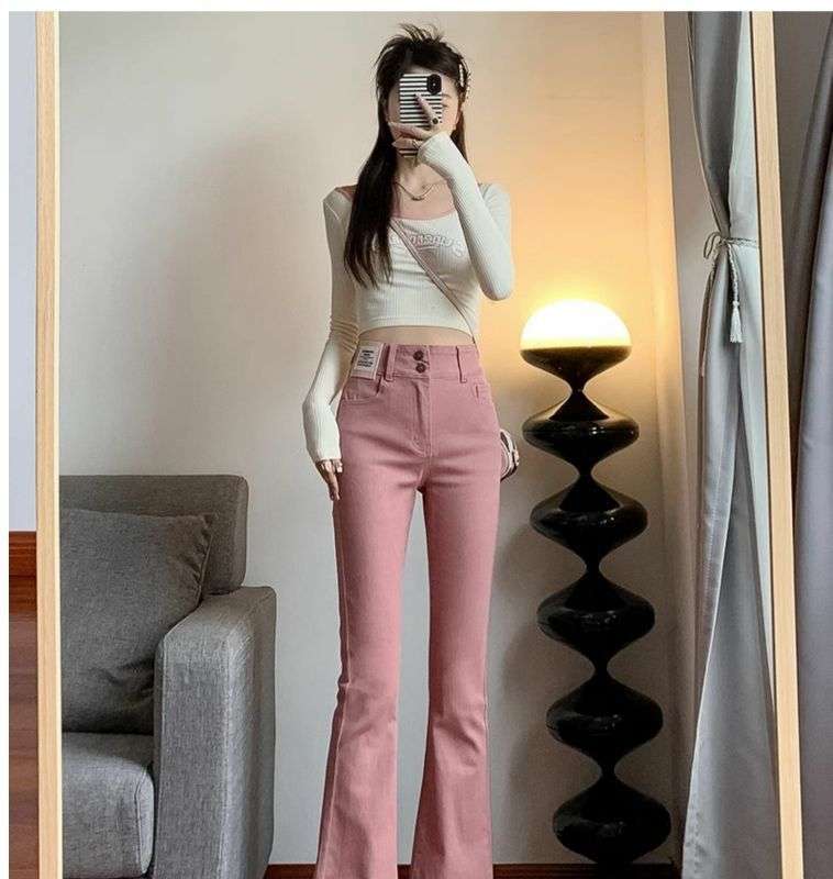 ピンクコーデ ハイウエストフレア ピンクパンツ 脚長効果 カジュアル きれいめ レッドピンク 上品 着回し力◎