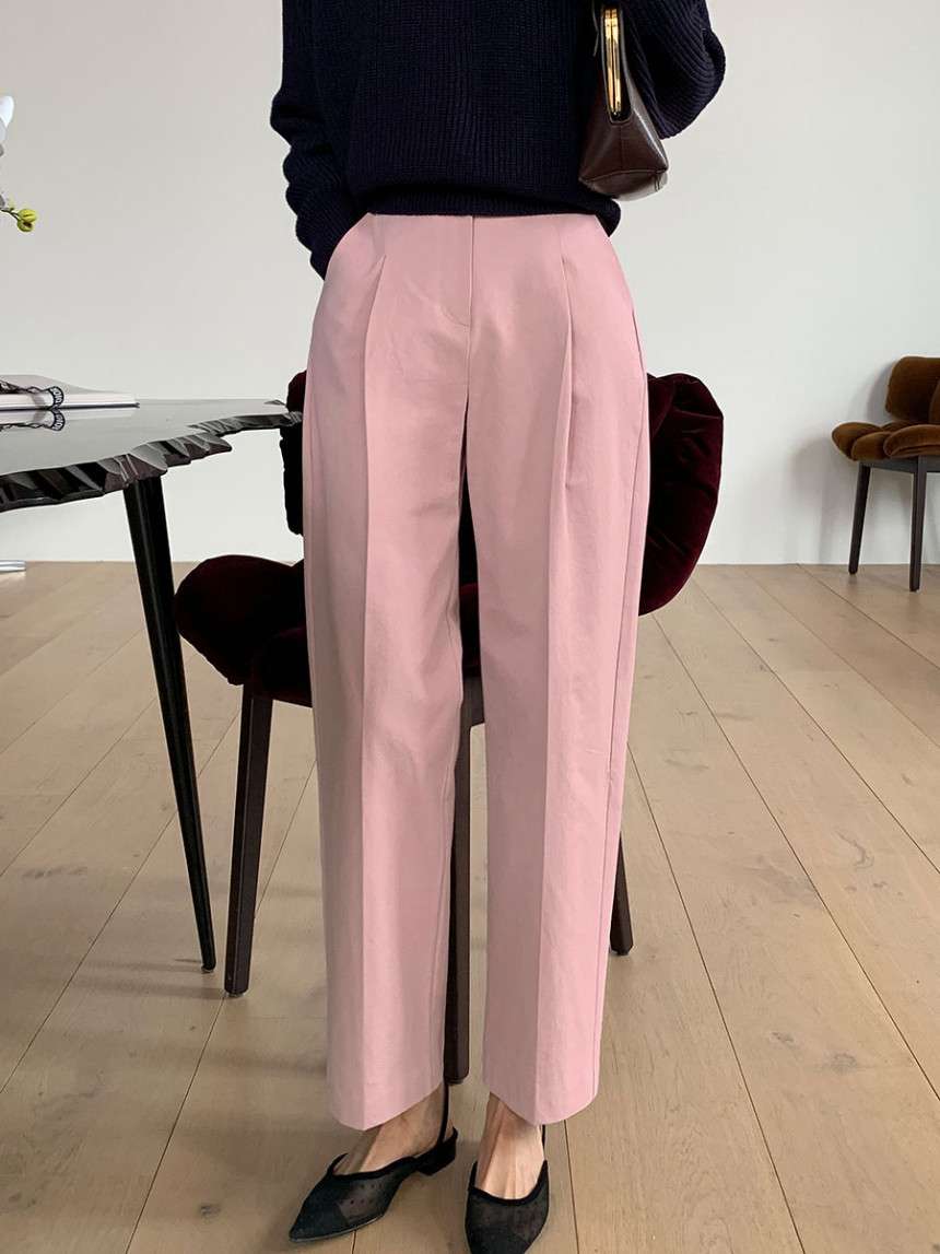 ピンクコーデ ワイドシルエットのきれいめテーパードピンクパンツ