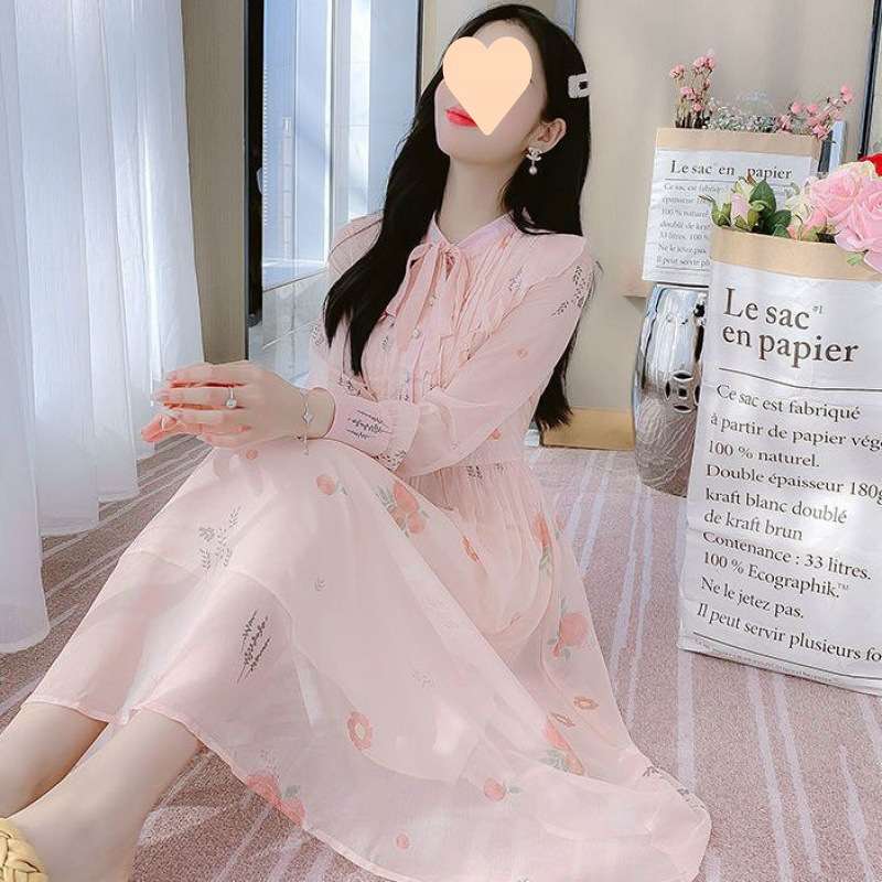 ピンクコーデ 花柄シフォンのピンクワンピース フリル付き