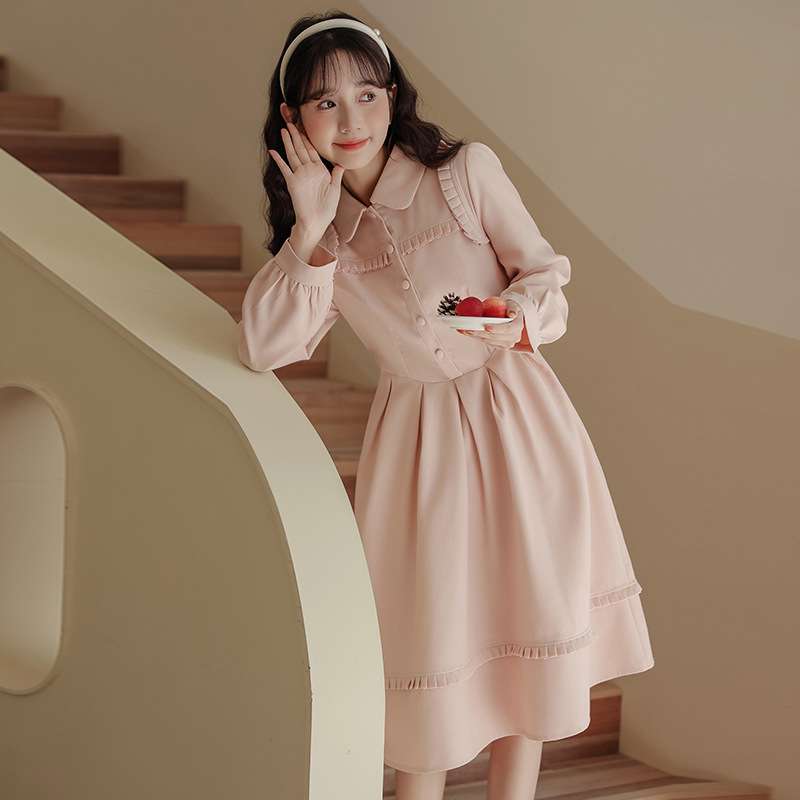 ピンクコーデ フリル襟付きロマンティックピンクワンピース