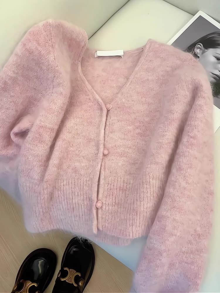 ピンクコーデ ふんわり優美なモヘア風ピンクカーディガン
