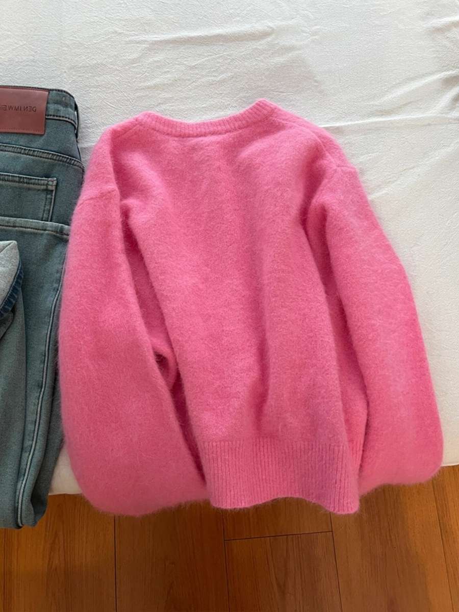ピンクコーデ ふわもこ質感のボタン付きゆったりカーディガン