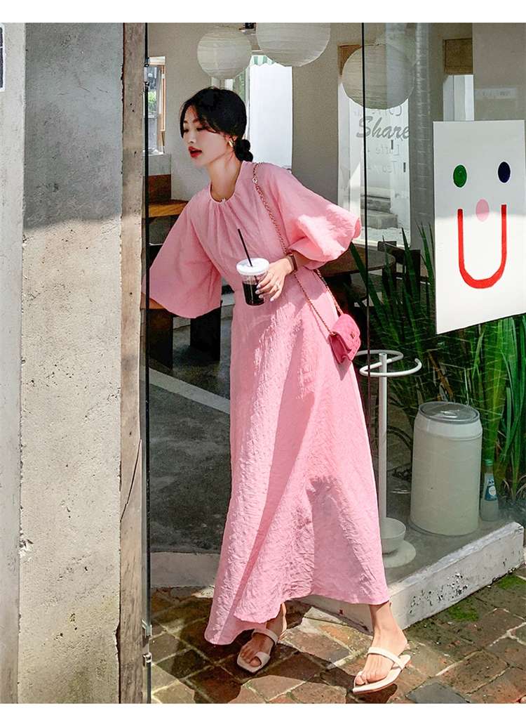 ピンクコーデ ふんわり袖のマキシ丈ワンピース