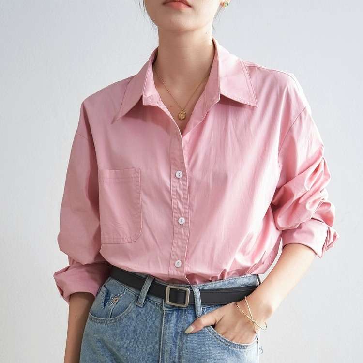 ピンクコーデ ゆったりシルエットの長袖ピンクシャツ
