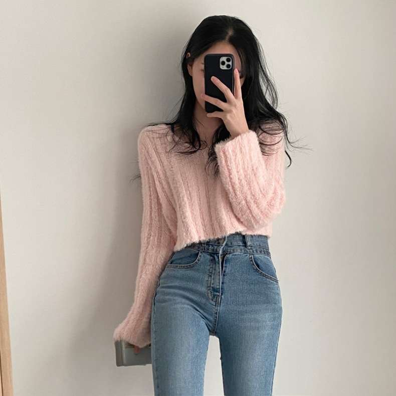 ピンクコーデ ふわもこショート丈ピンクニットトップス