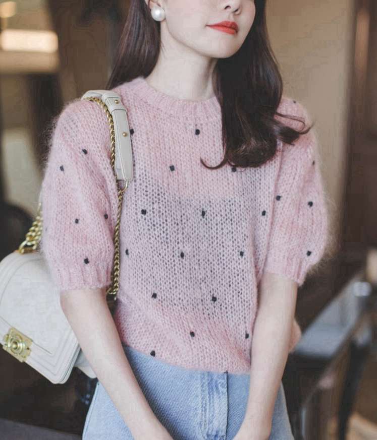 ピンクコーデ ふわふわモヘアドット柄セーター