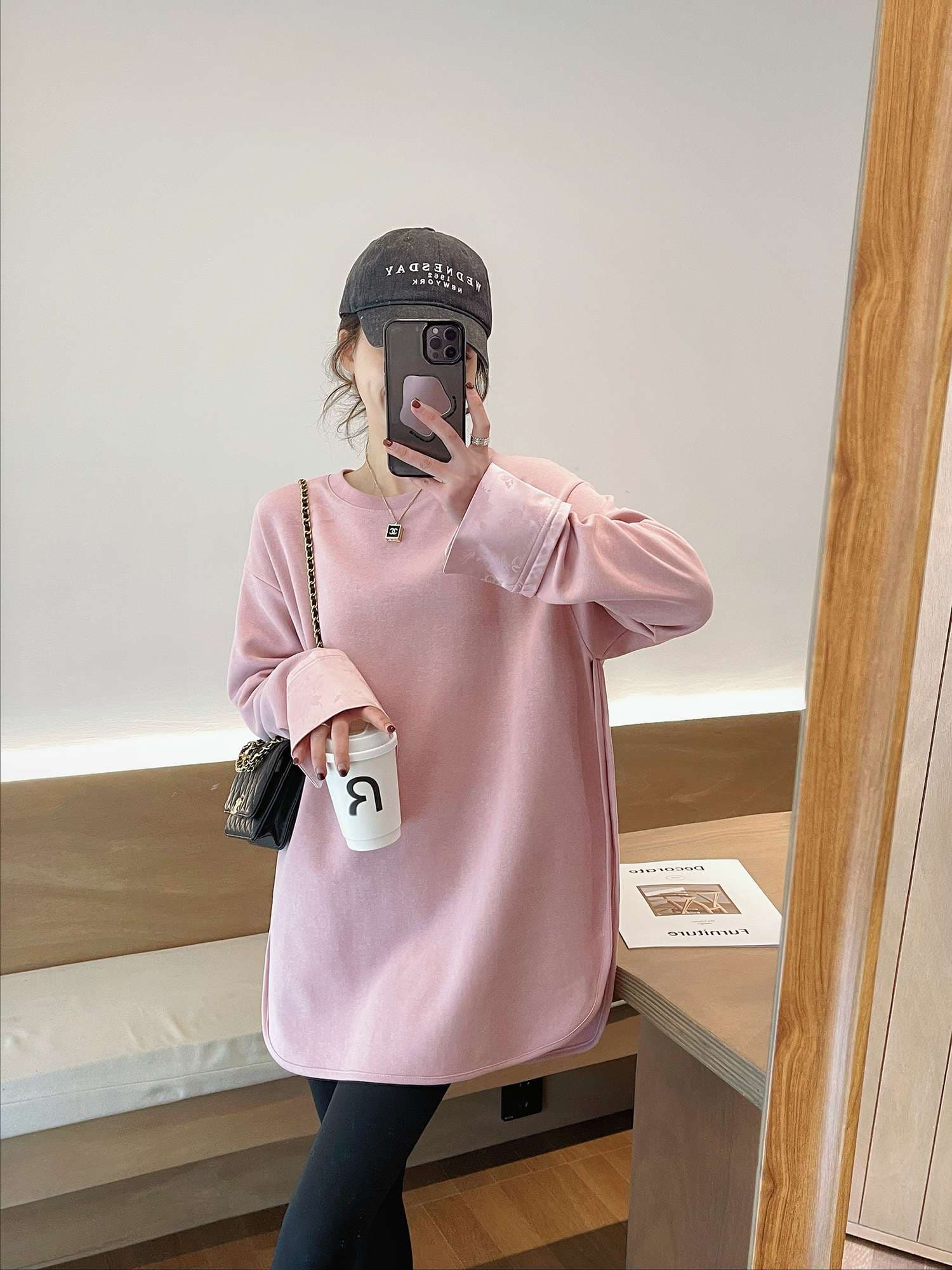 ピンクコーデ ゆったりオーバーサイズベロアスウェット