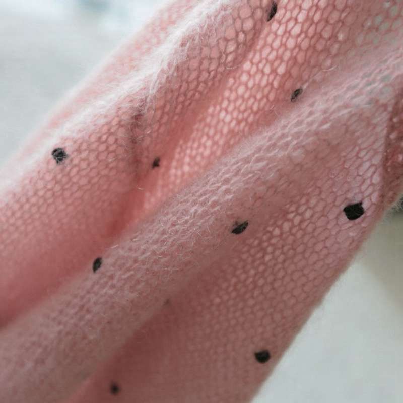 ピンクコーデ ふわふわモヘアドット柄セーター