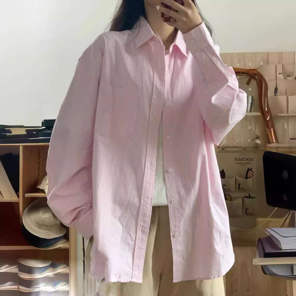 ピンクコーデ ゆったりシルエットの細ストライプピンクシャツ