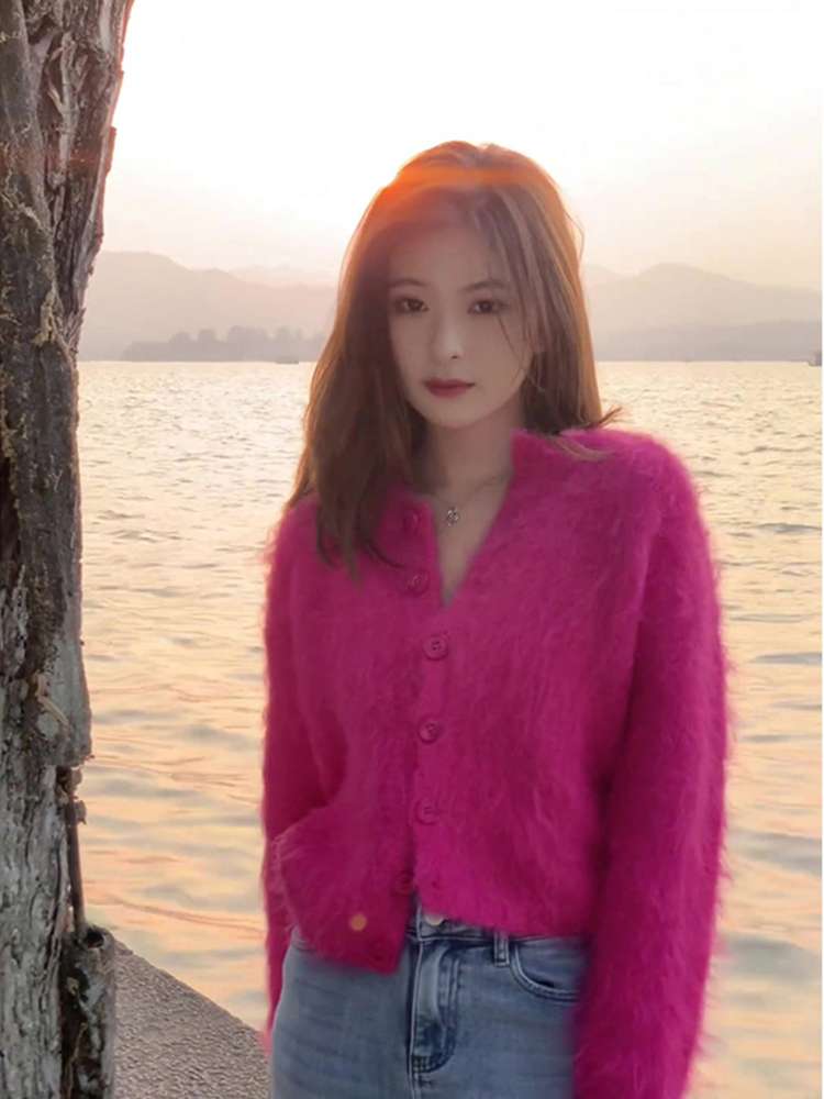 ピンクコーデ ふわもこ素材のボタンカーディガン