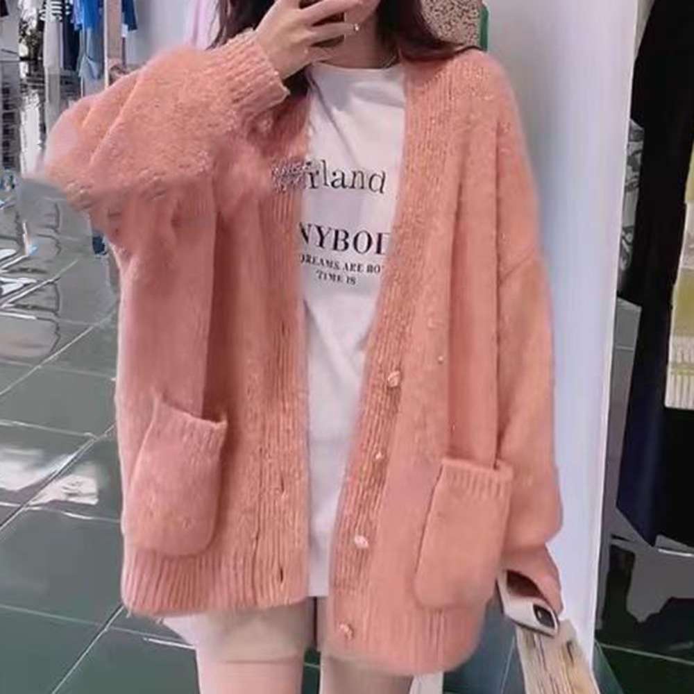 ピンクコーデ ふわもこ素材のオーバーサイズが可愛いピンクカーディガン