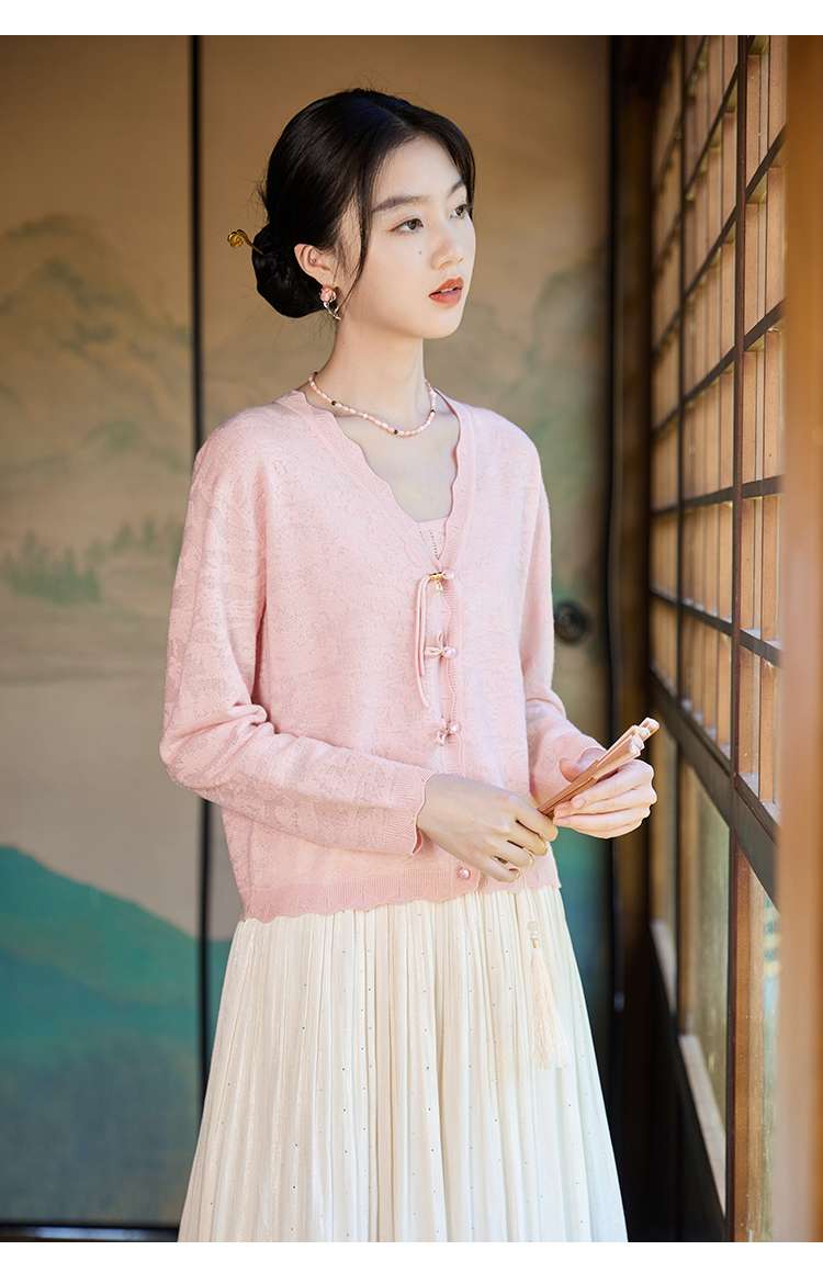 ピンクコーデ うっとり柔らか素材の薄手カーディガン