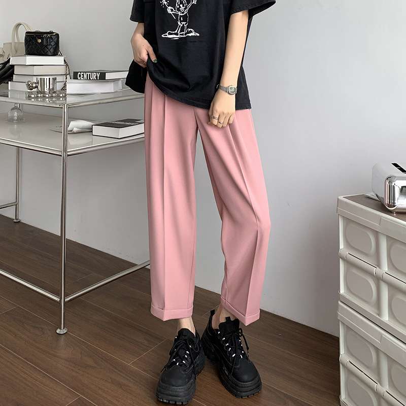 ピンクコーデ ゆったりシルエットのワイドピンクパンツ