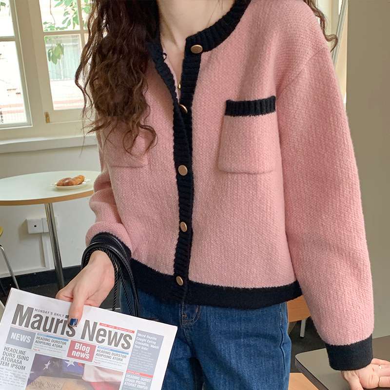 ピンクコーデ バイカラー クラシック スタイル 金ボタン ニット カーディガン 上品 大人 レディース ピンクコーデ