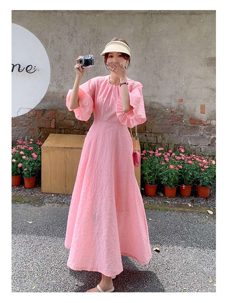 ピンクコーデ ふんわり袖のマキシ丈ワンピース