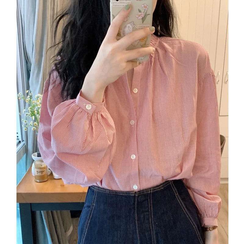 ピンクコーデ ふんわり袖 ストライプ フェミニン 女性 レディース ゆったり リラックス デニムコーデ ピンクシャツ ピンクコーデ