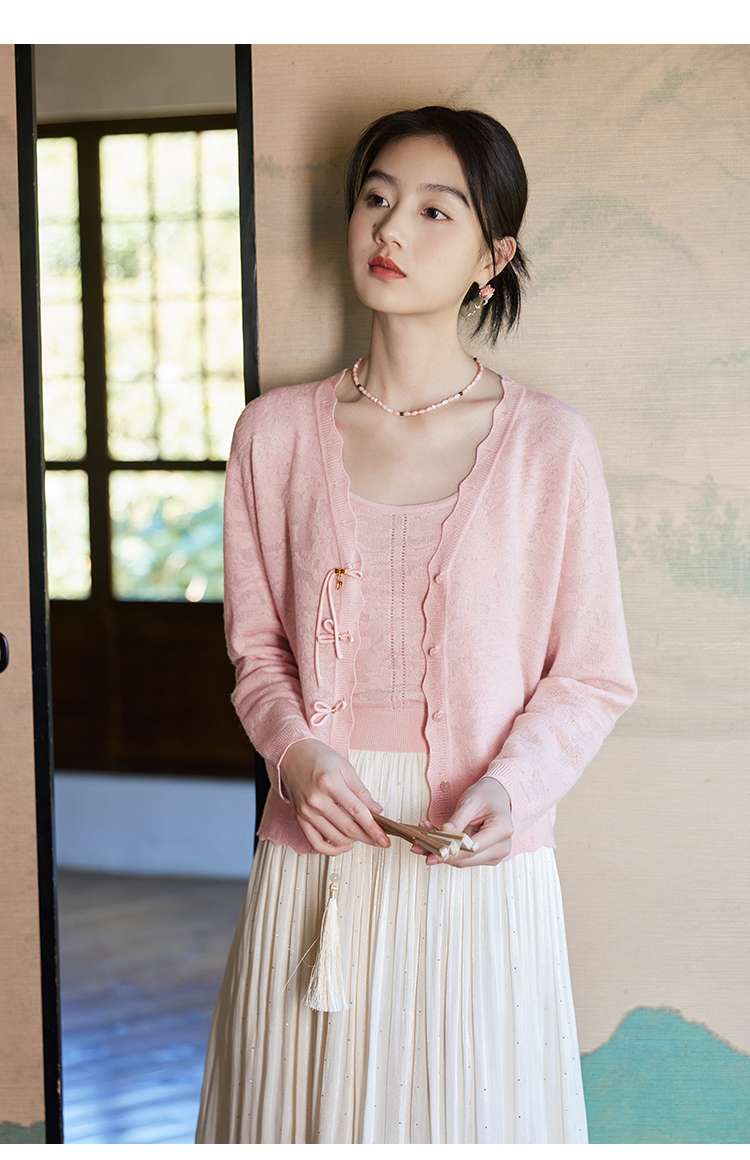 ピンクコーデ うっとり柔らか素材の薄手カーディガン