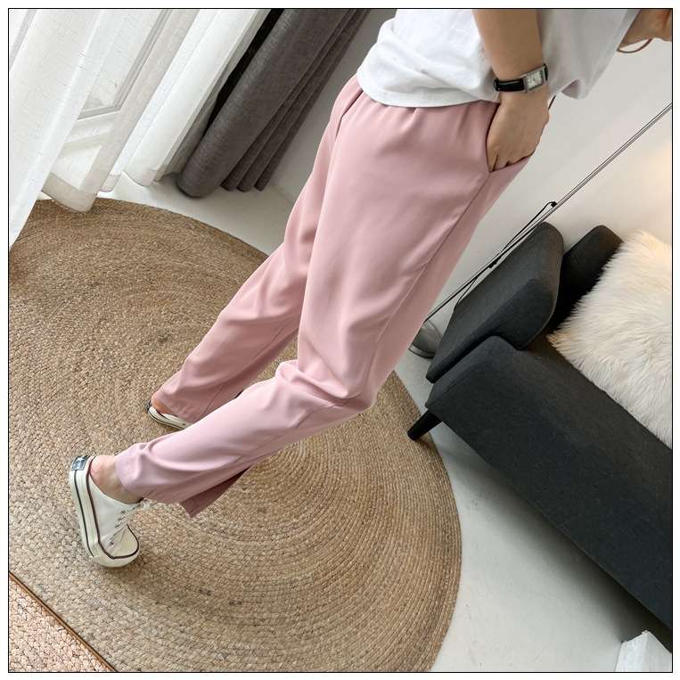 ピンクコーデ ゆったりストレートスラックスのピンクパンツ
