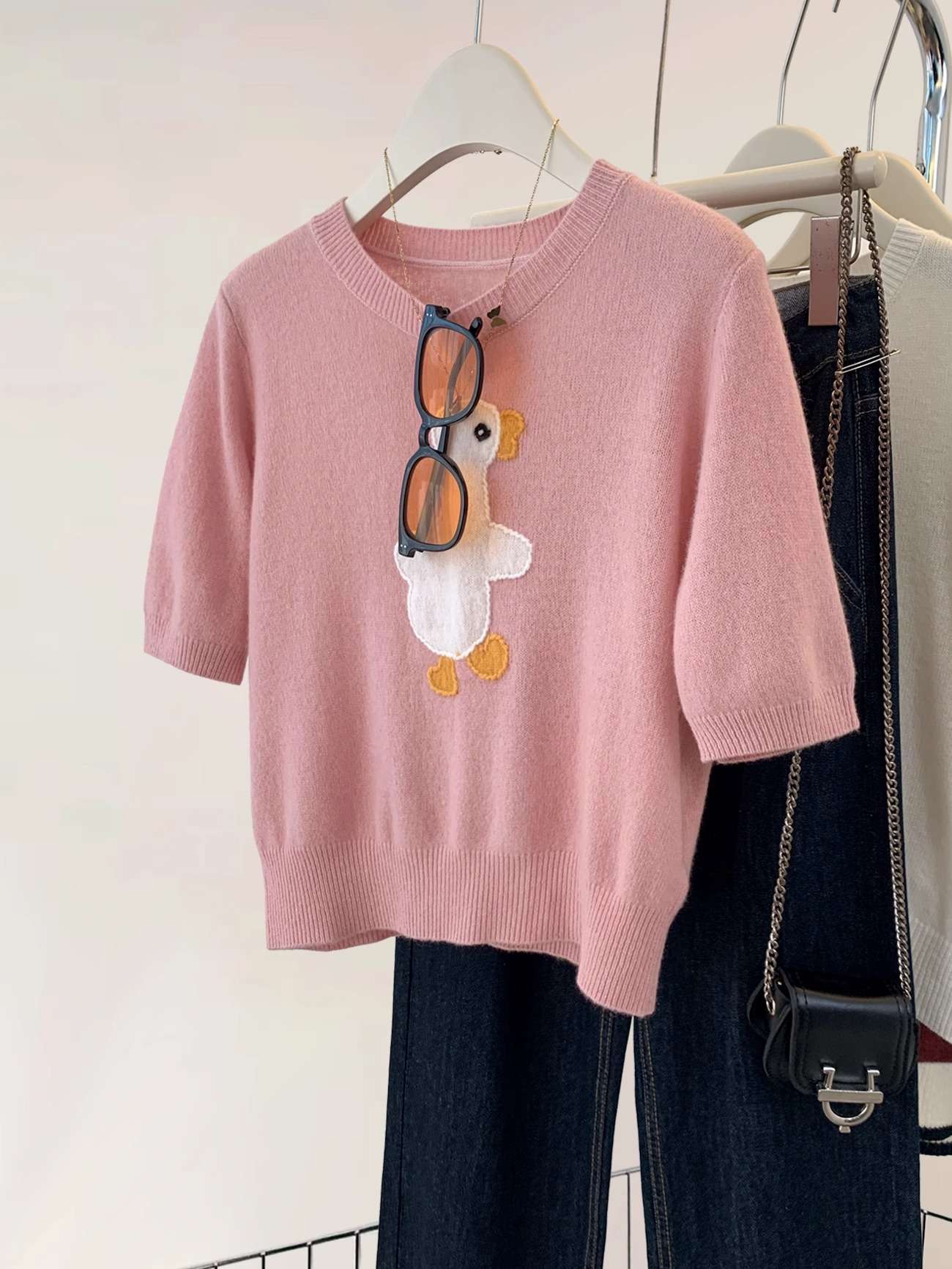 ピンクコーデ アヒル刺繍入りニットトップス