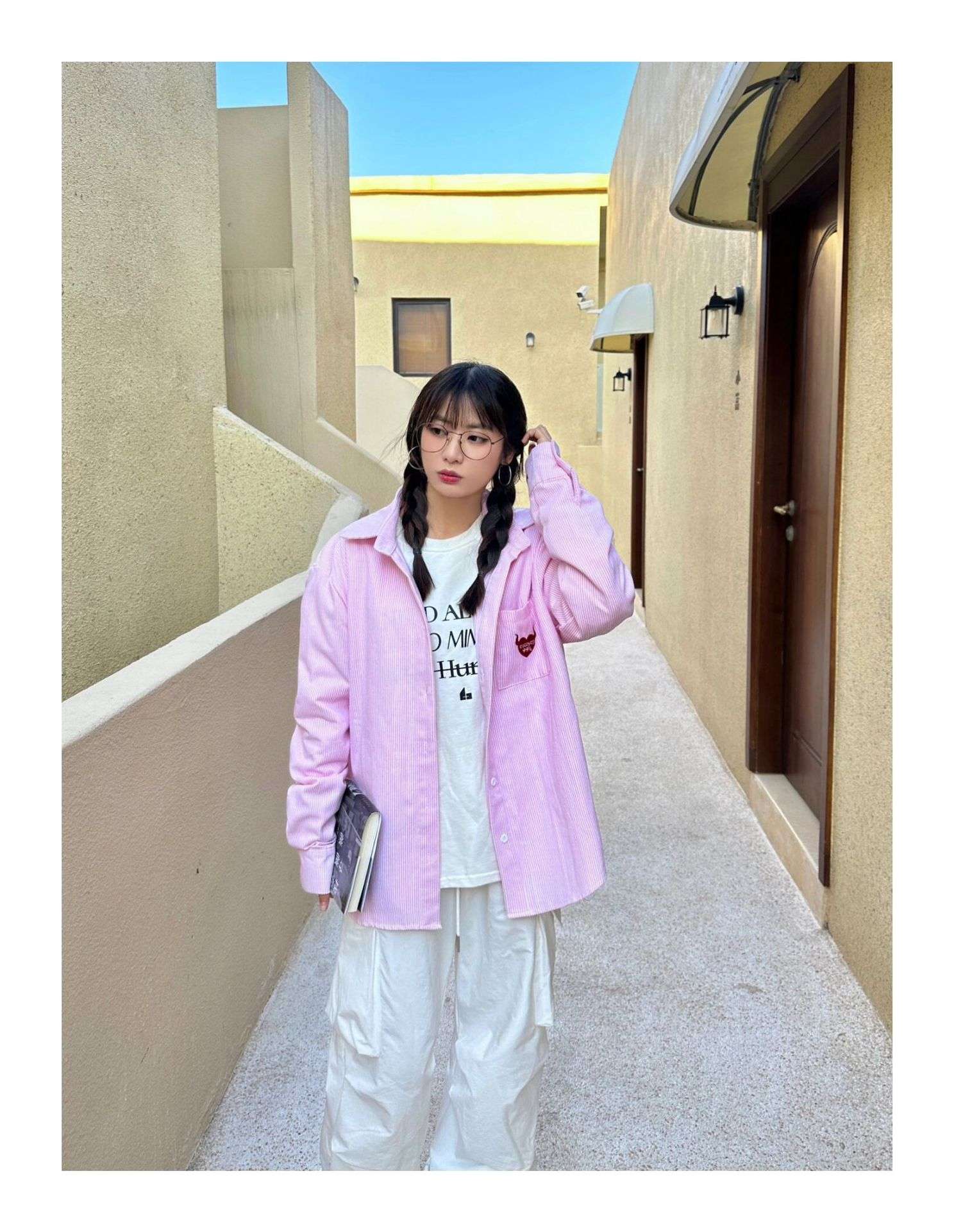 ピンクコーデ ゆったりコーデュロイオーバーサイズピンクシャツ