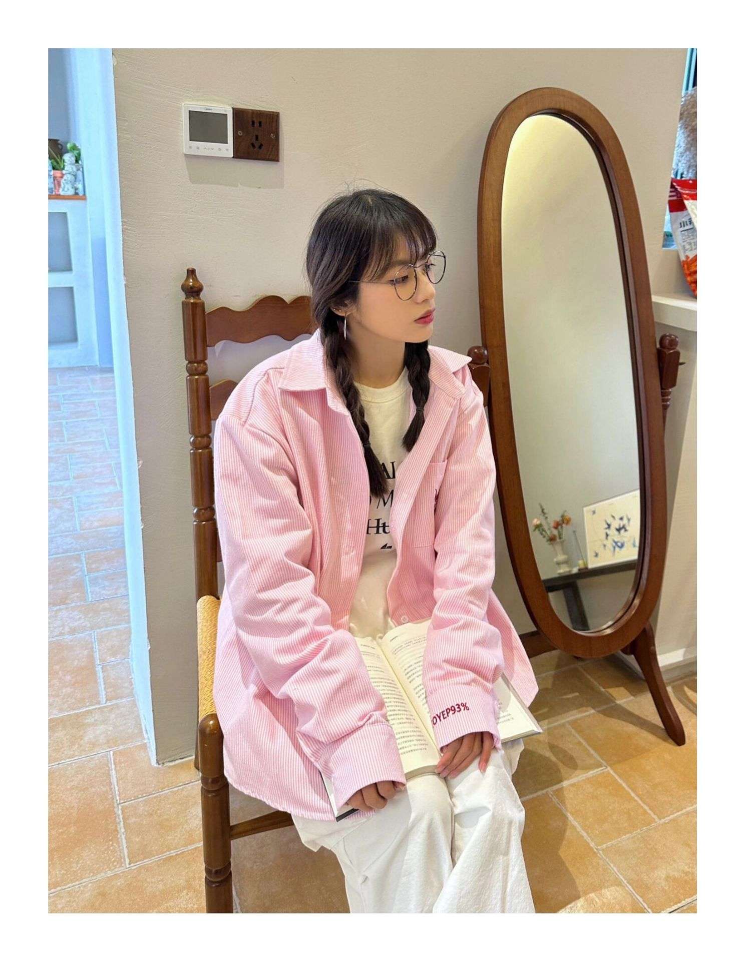 ピンクコーデ ゆったりコーデュロイオーバーサイズピンクシャツ